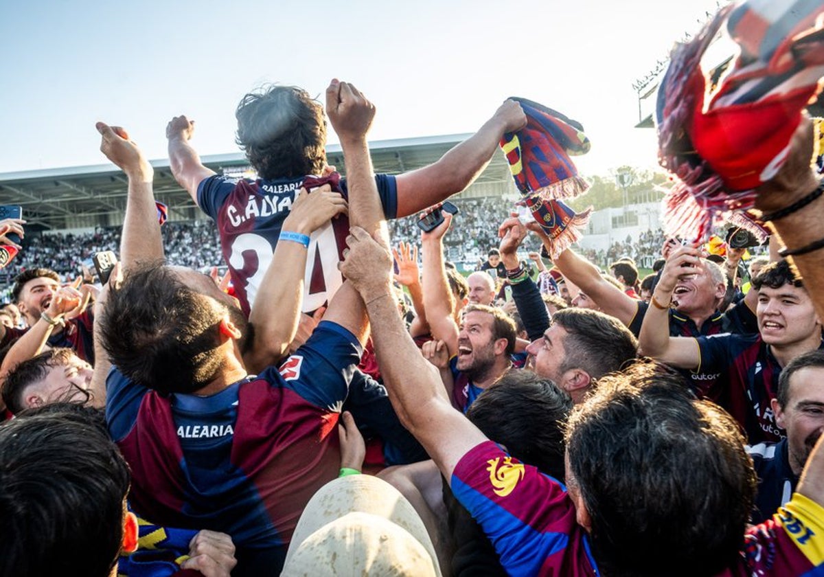 Imagen de la celebración de la victoria del Levante UD este domingo en Burgos