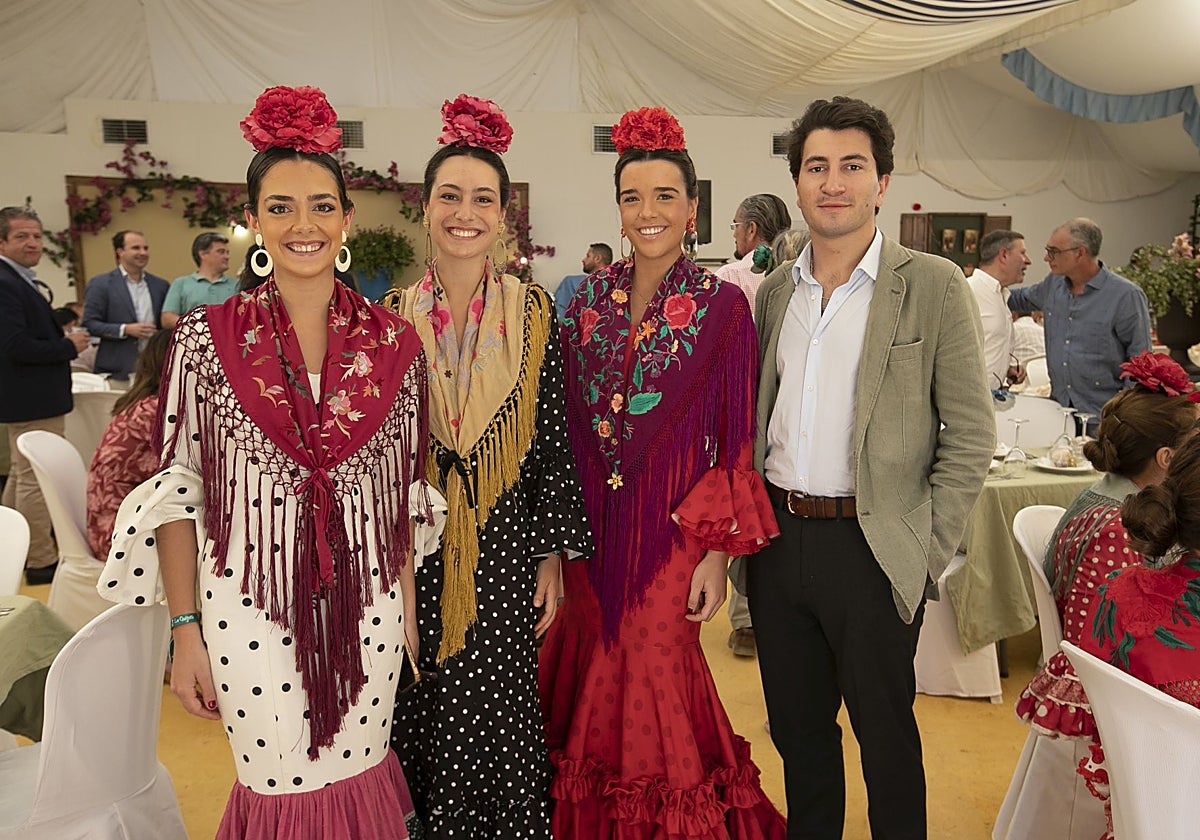 Un grupo de jóvenes en la caseta La Castañuela de Madera