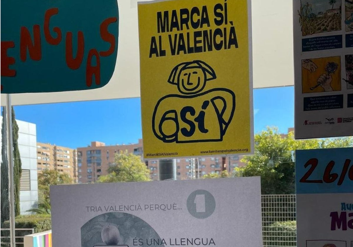 Carteles en un centro educativo pidiendo el voto por el valenciano durante la consulta de marzo, según denuncia de Escuela de Todoso