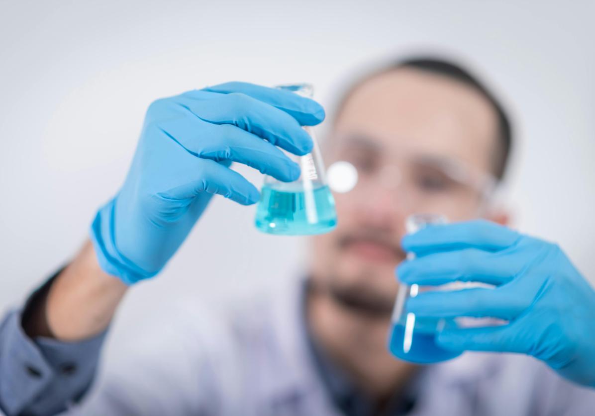 Un especialista en biomedicina, en el laboratorio