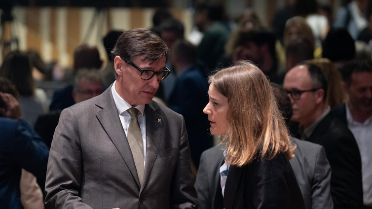 Illa se instala en un tripartito de facto que gobierna Cataluña