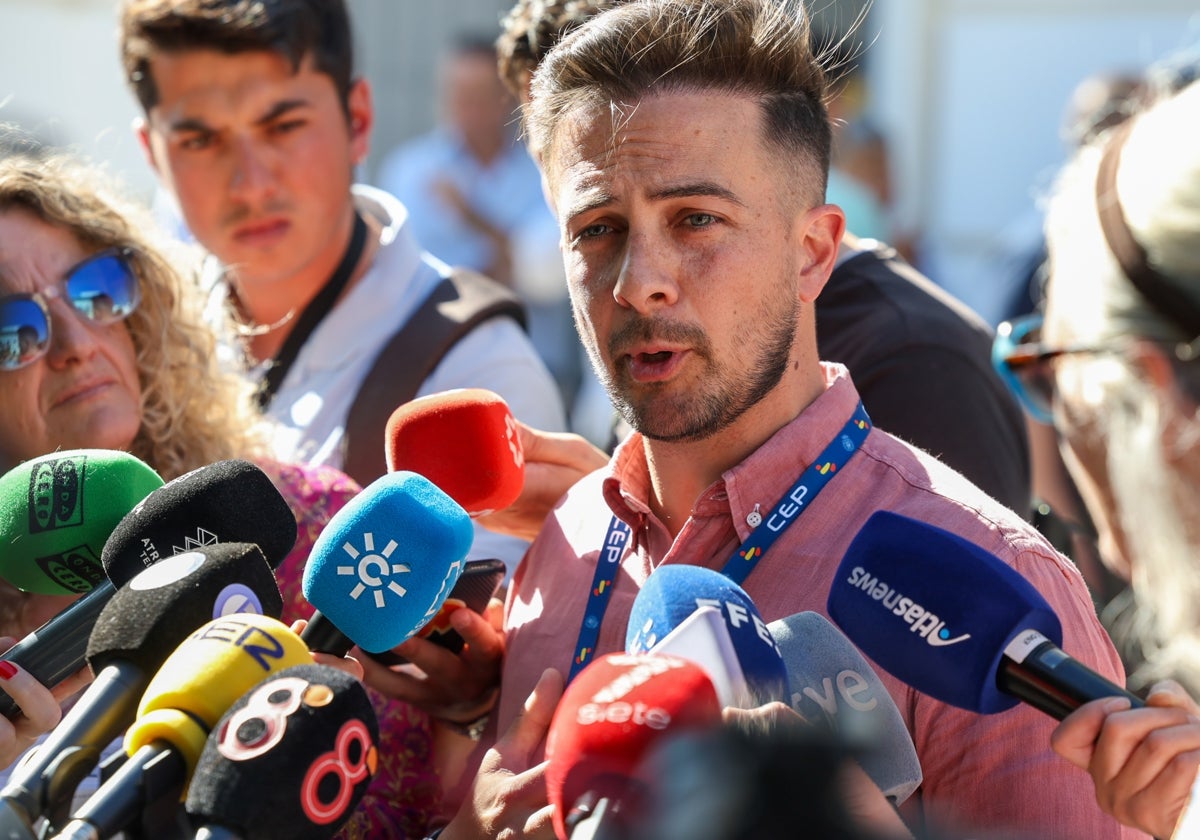 El presidente de la Confederación de Policías, Javier Gutiérrez, habla ante los medios en Barbate