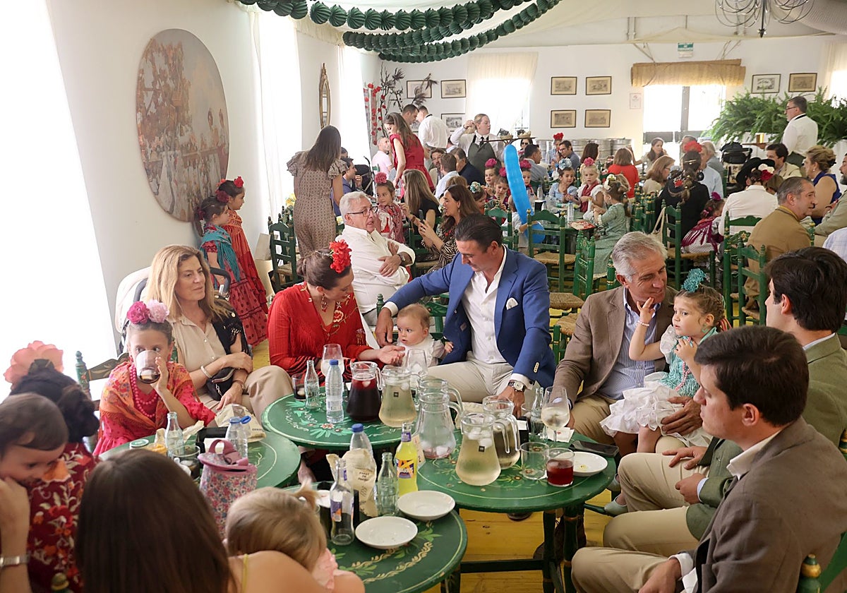 Interior de la caseta del Real Círculo de la Amistad en la Feria de Córdoba