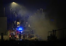 Rescatan con vida a un hombre sintecho y a su perro en el incendio de una nave dañada por la dana