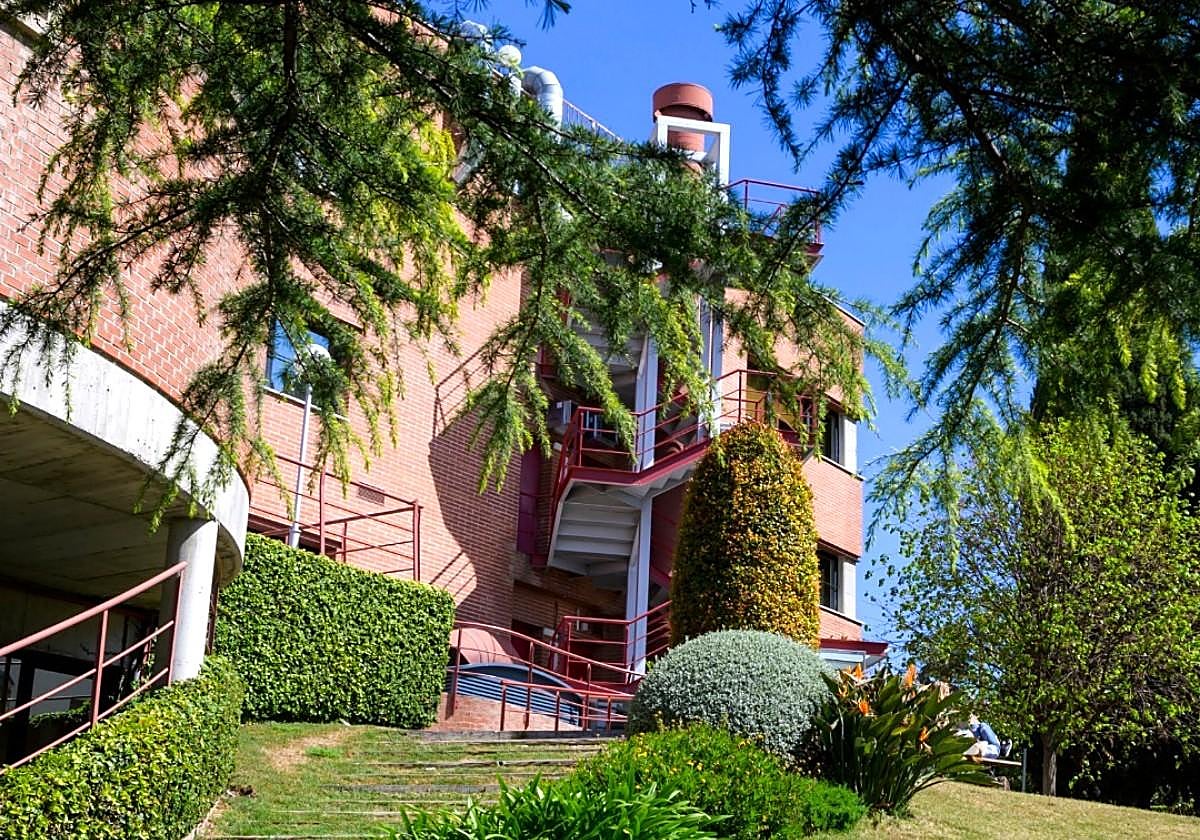 La universidad de Cataluña que está entre las mejores de España, según Forbes: cuál es, qué carreras se imparten y precio