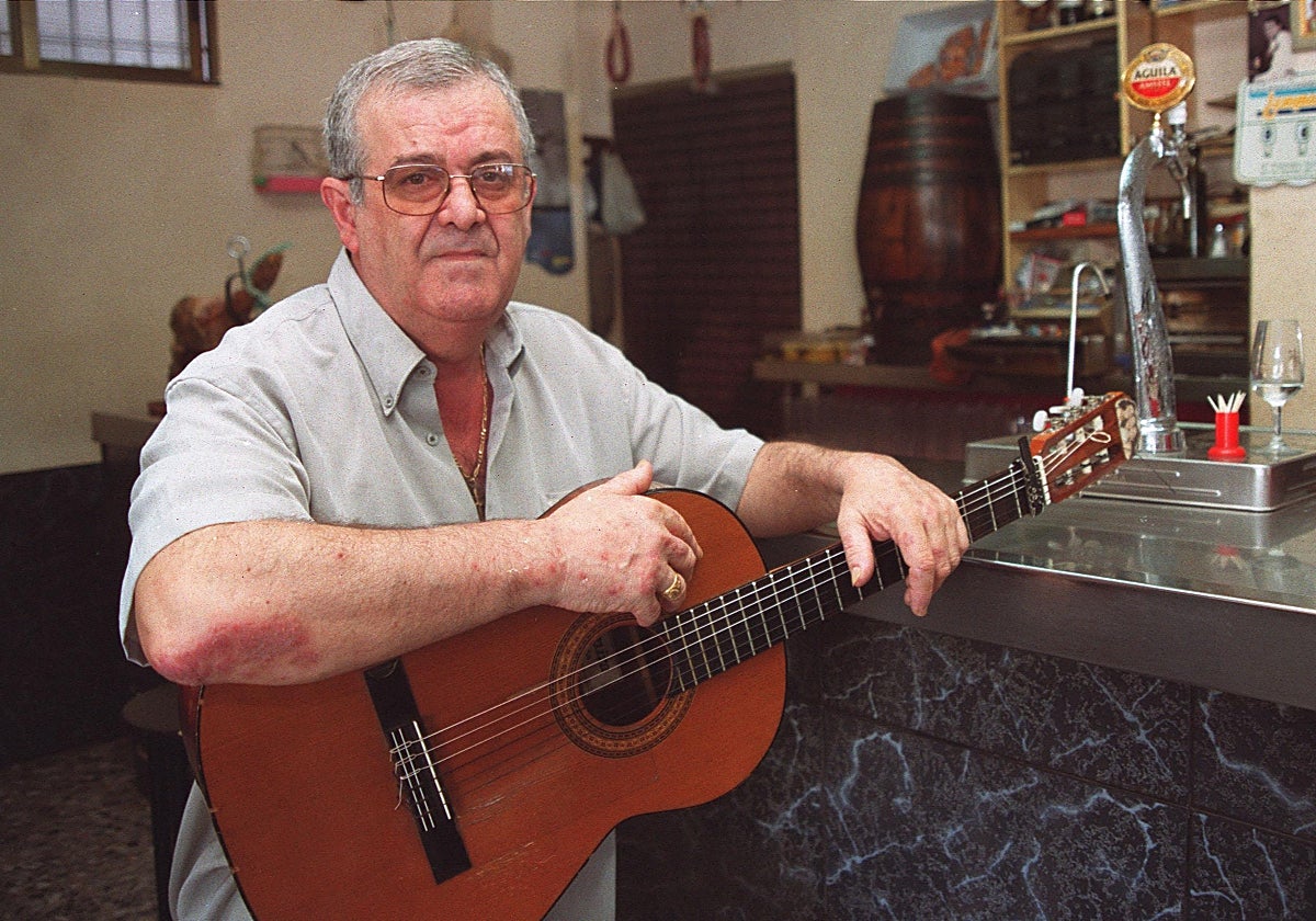 Juan Muñoz 'El tomate' posa con su guitarra en una imagen de archivo de ABC Córdoba