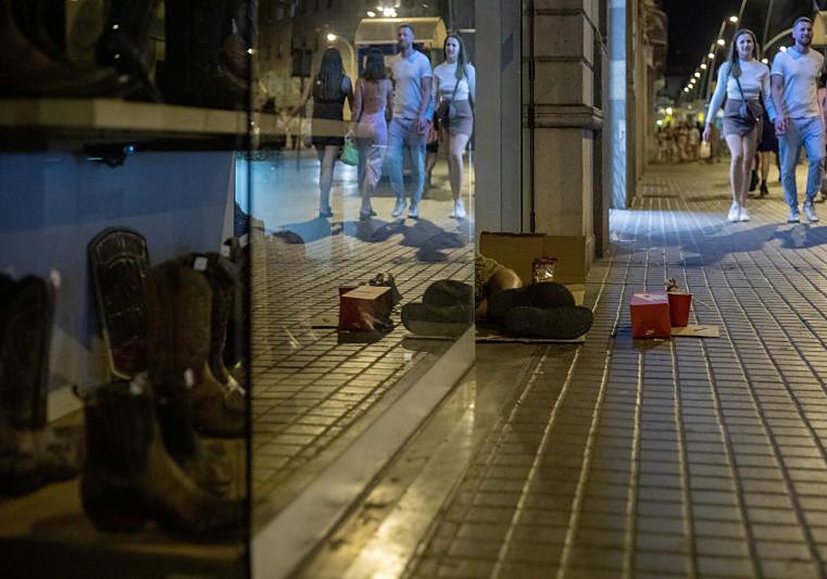Una persona sin hogar en una calle de Barcelona