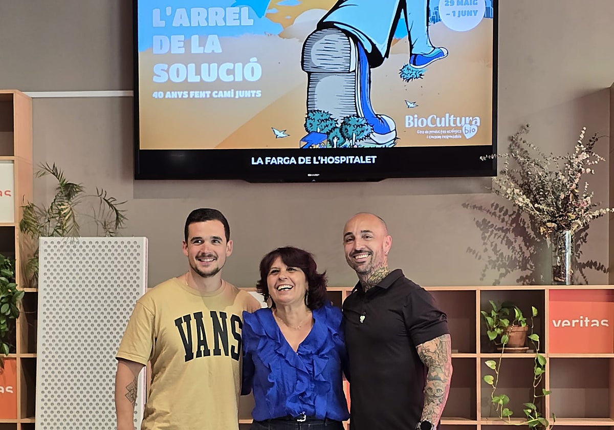 Ángeles Parra, presidenta de Vida Sana y directora de BioCultura, flanqueada por Juan Bola y Víctor Téllez en la presentación de la feria de este año que tiene por lema «La raíz de la solución»