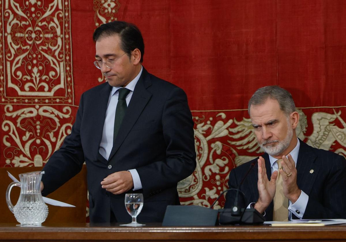 El ministro José Manuel Albares y el Rey Felipe