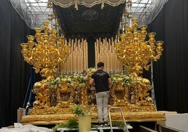 El reto superado de adornar a la Esperanza de Málaga en Roma con jazmines y azucenas llevados desde Córdoba