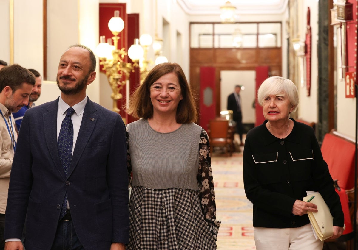 Los socialistas Gómez de Celis, Armengol y Leal, a su llegada a la reunión de la Mesa del Congreso