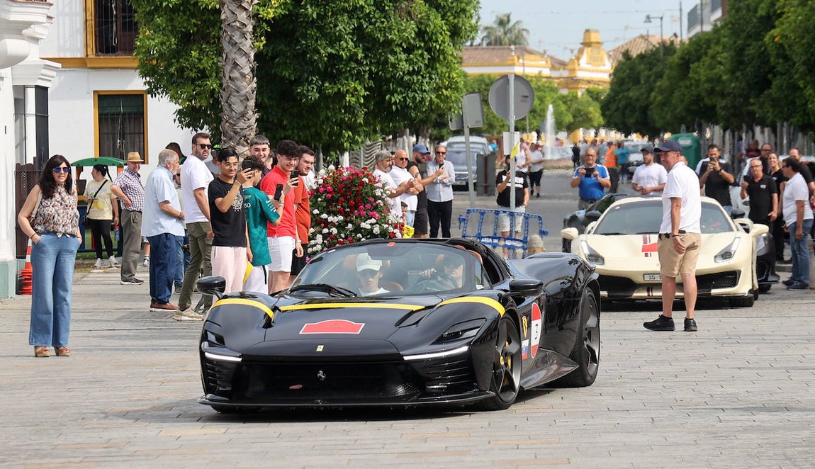 La espectacular concentración de ferraris en Palma del Río, en imágenes