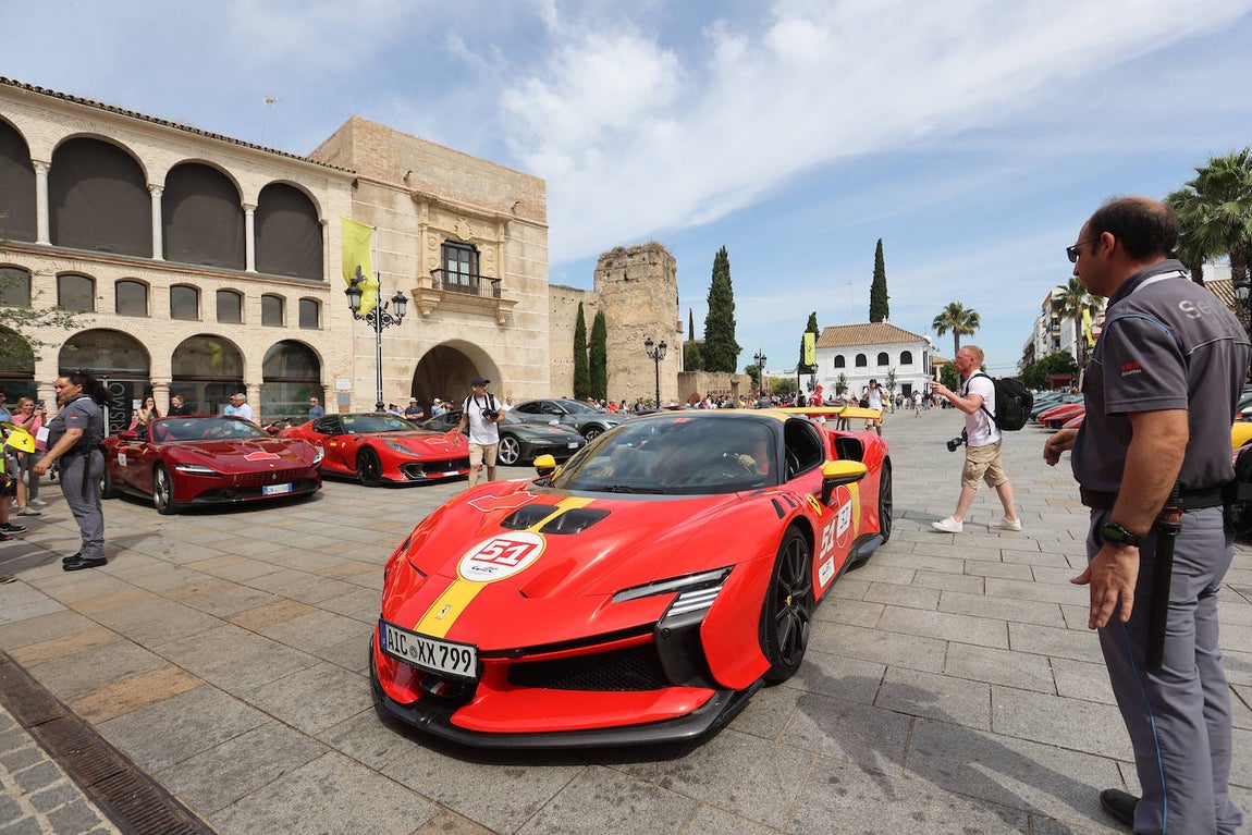 La espectacular concentración de ferraris en Palma del Río, en imágenes