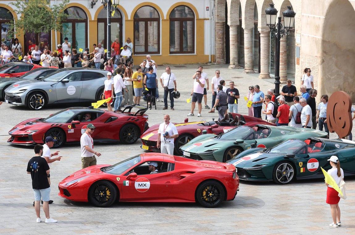 La espectacular concentración de ferraris en Palma del Río, en imágenes