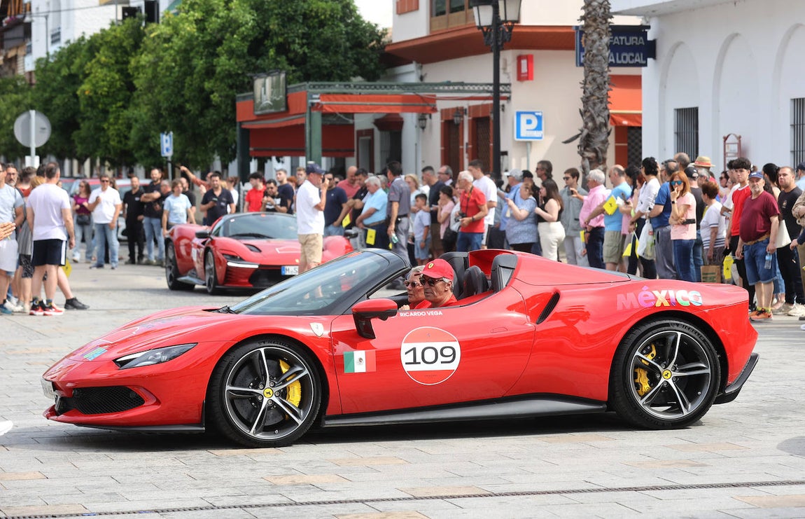 La espectacular concentración de ferraris en Palma del Río, en imágenes