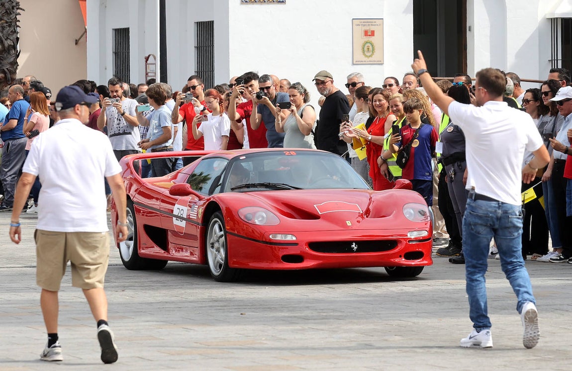 La espectacular concentración de ferraris en Palma del Río, en imágenes