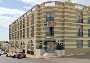 La Guardia Civil, obligada a refugiarse en una habitación tras un altercado en el hotel que acoge inmigrantes en Almería