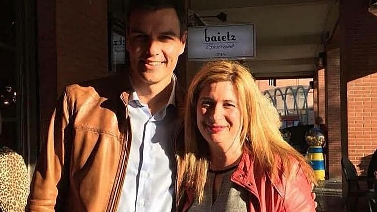 Pedro Sánchez junto a Leire Díez