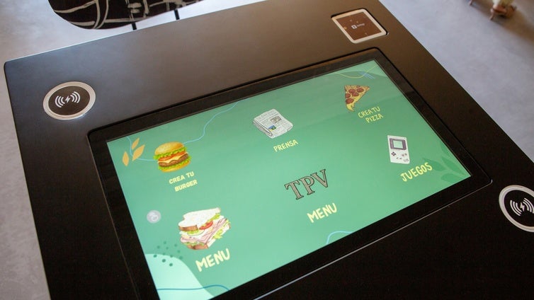 Diseñan una mesa de bar interactiva para pedir, pagar o divertirse con un videojuego en la espera