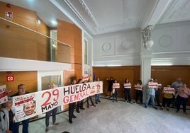 Un grupo de sindicalistas okupan la sede de la patronal en Valencia