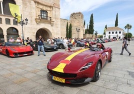 La espectacular concentración de ferraris en Palma del Río, en imágenes