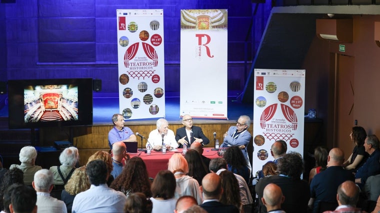 Los ponentes durante el debate sobre los 40 años del Plan Nacional de recuperación de teatros históricos