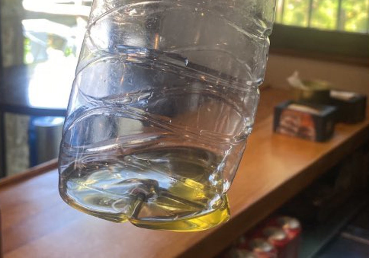 Foto difundida por el influencer Jesús Soriano en su cuenta de X con el nauseabundo hallazgo en una mesa de bar