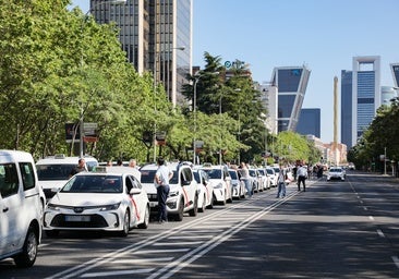 Cientos de taxistas se manifiestan en la Castellana contra las 8.500 nuevas licencias de VTC