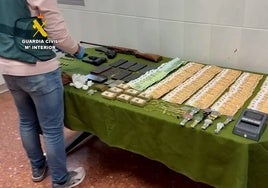Desmantelan un arsenal de droga, dinero y armas de una banda de traficantes en Requena