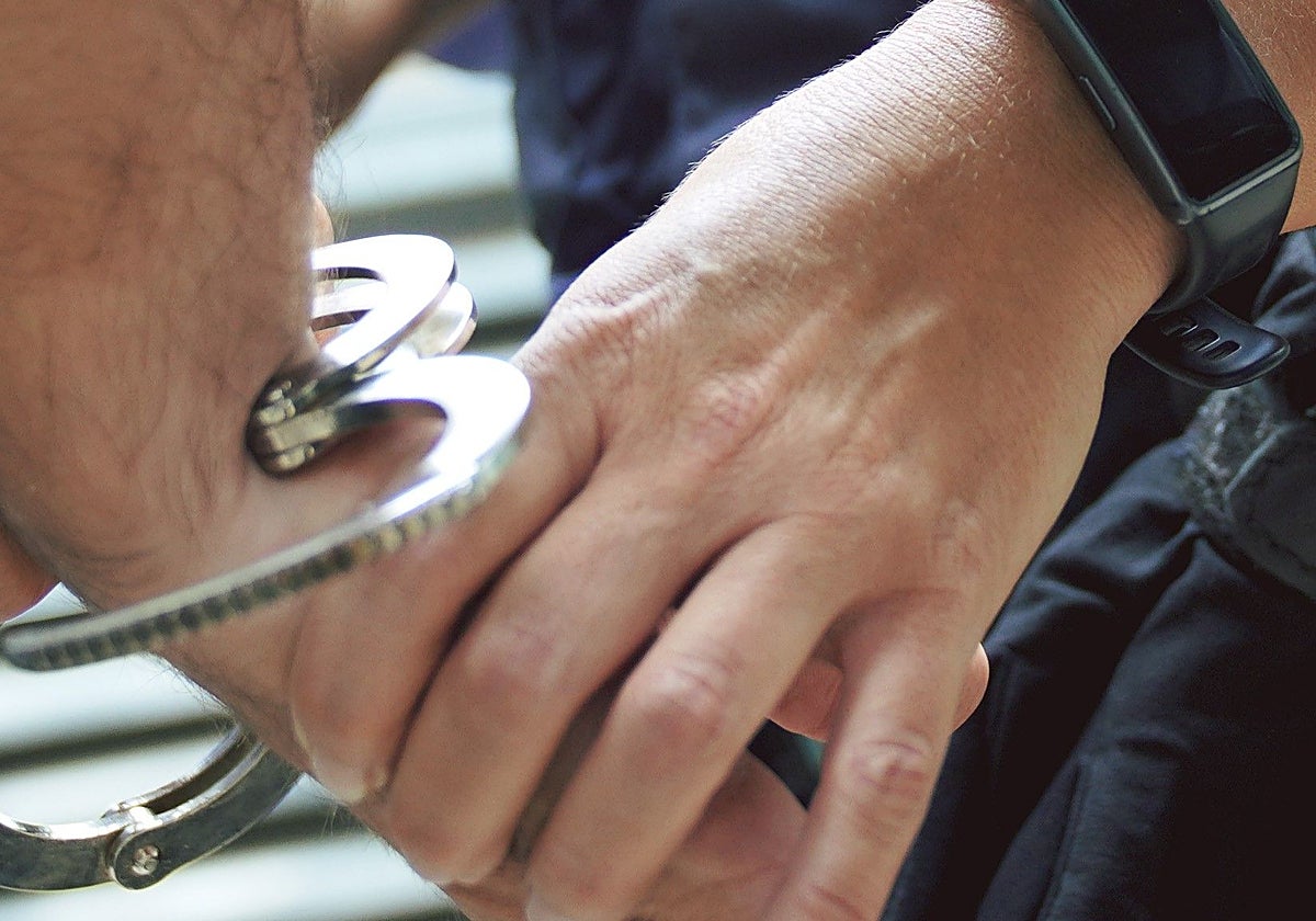 Un detenido por la Policía catalana, en una imagen de archivi