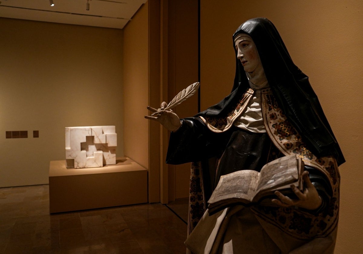 En primer plano, Santa Teresa, de Gregorio Fernández. Al fondo, 'Gurutz VIII', de Chillida