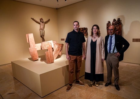 Imagen secundaria 1 - Sobre estas líneas, pieza de madera de Chillida en la exposición vallisoletana. Una de sus obras en hierro, el material que más empleó en la década de los 50, y Luis Chillida, hijo del artista, junto al comisario