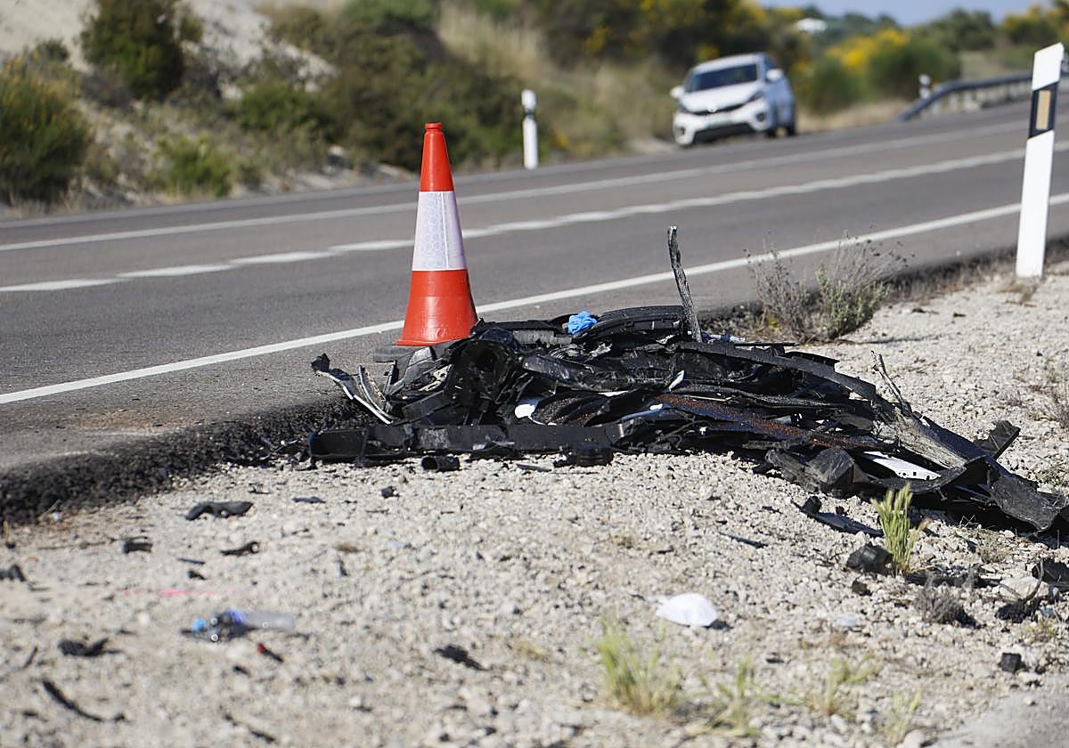 Restos de uno de los coches siniestrados este miércoles en la N-432 en Baena