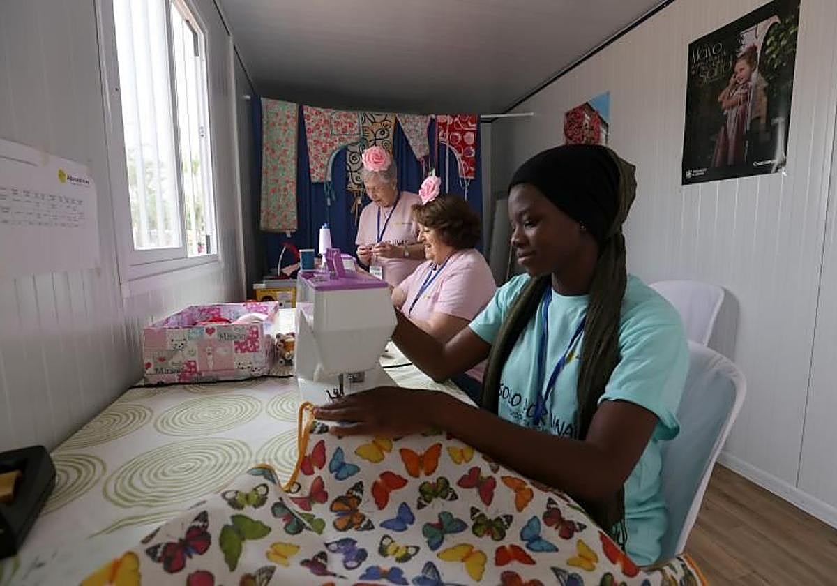 Voluntarias en la caseta 'Costura con corazón'
