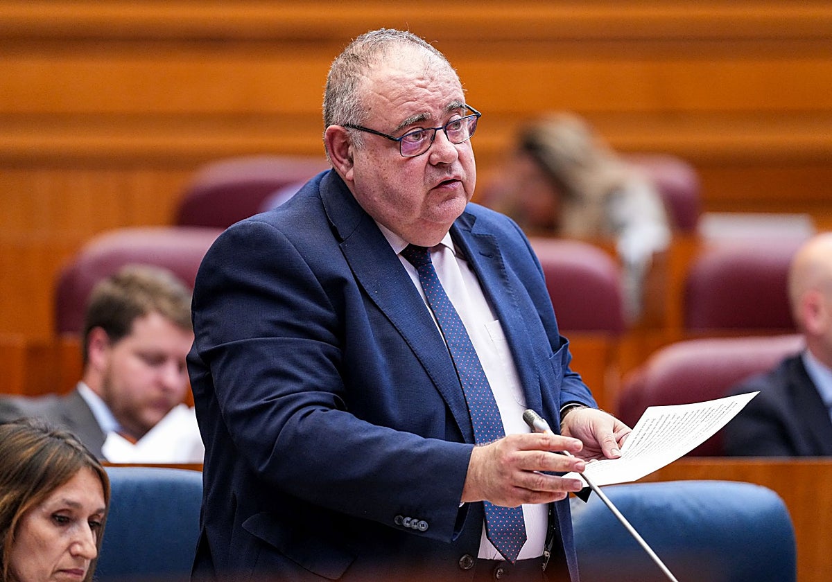 El consejero de Sanidad, Alejandro Vázquez, durante una de sus intervenciones en el pleno de las Cortes