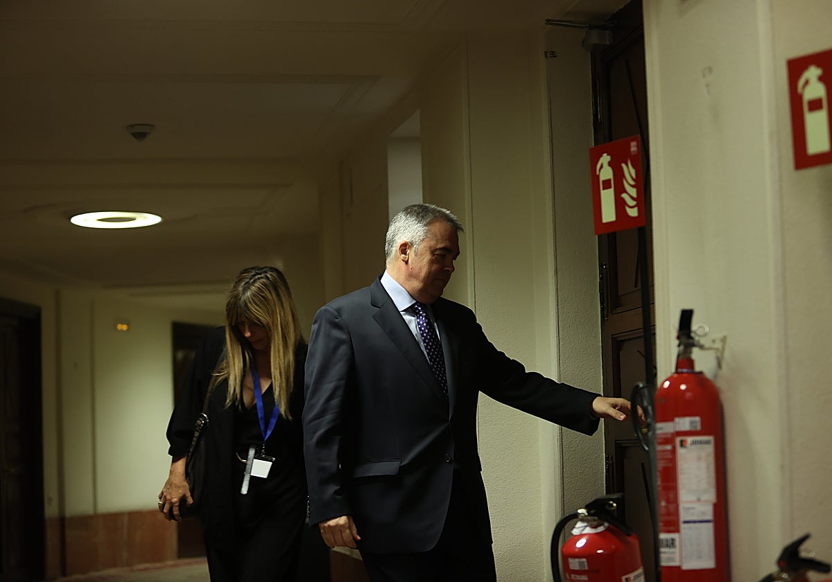 Santos Cerdán, junto a una colaboradora, este miércoles en los pasillos del Congreso