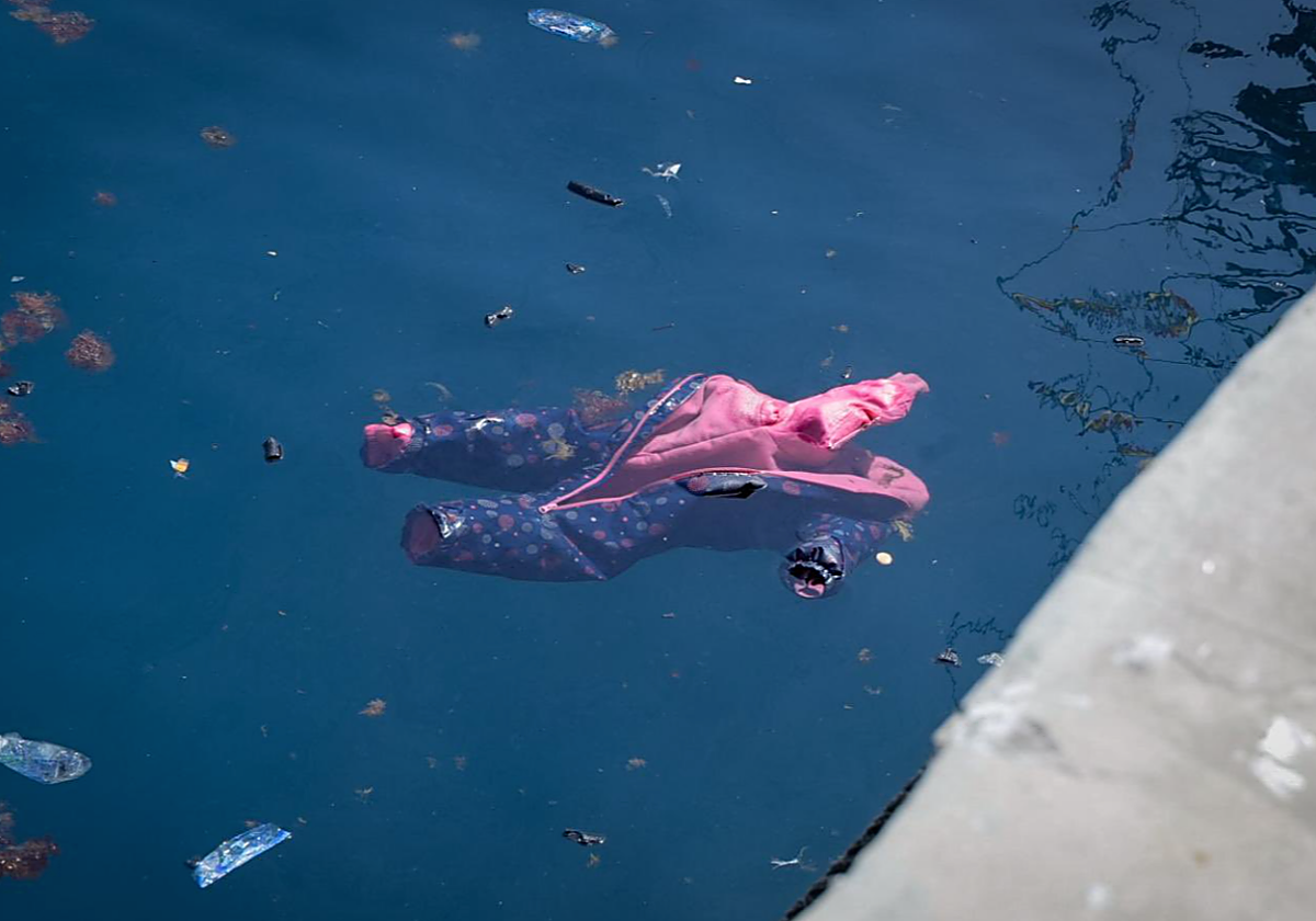 El abrigo de un bebé de pocos meses flota en el mar tras el naufragio del cayuco