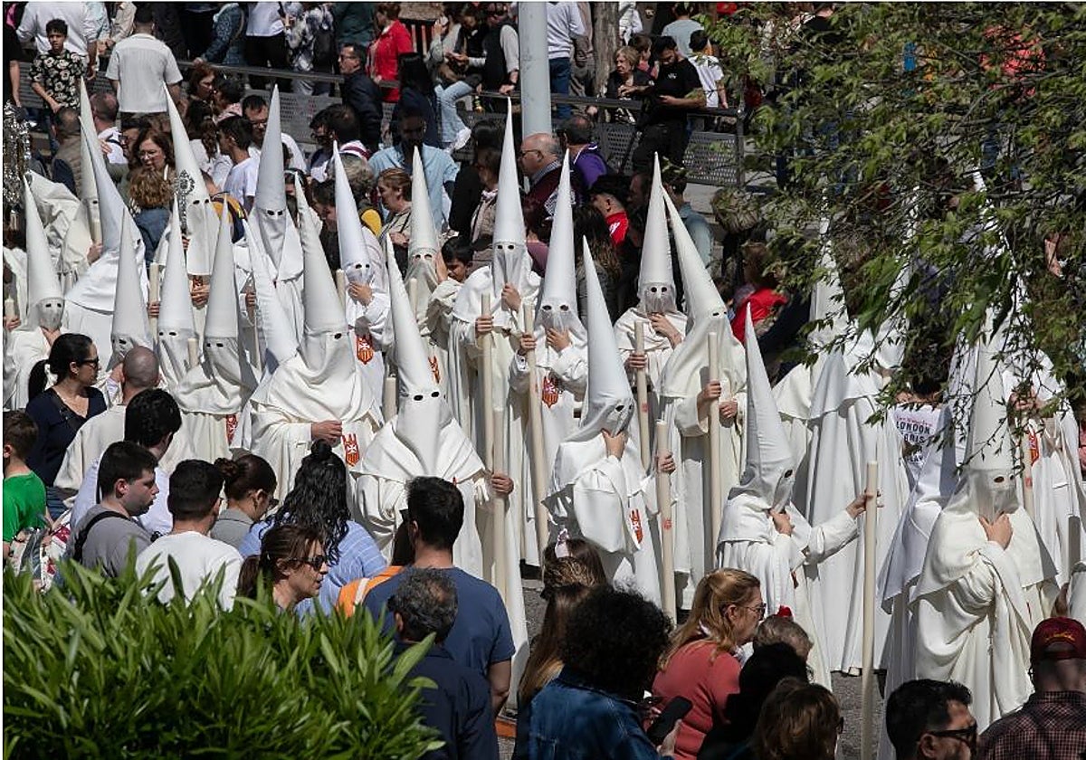 Nazarenos de la hermandad de la Merced, el Lunes Santo de este año a la ida a la Catedral