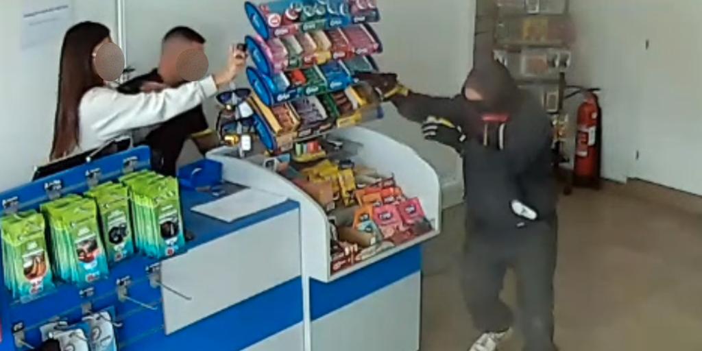 Roba un coche e intenta atracar una gasolinera a punta de pistola y termina sin botín y detenido