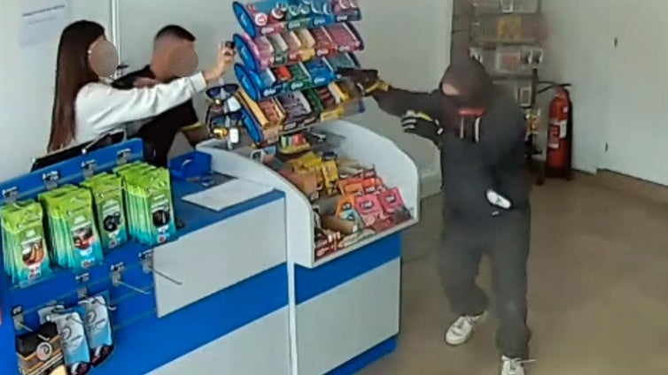 Roba un coche e intenta atracar una gasolinera a punta de pistola y termina sin botín y detenido