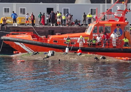 Al menos siete muertos, entre ellos dos niñas de 5 años y un bebé desaparecido, tras volcar un cayuco en El Hierro