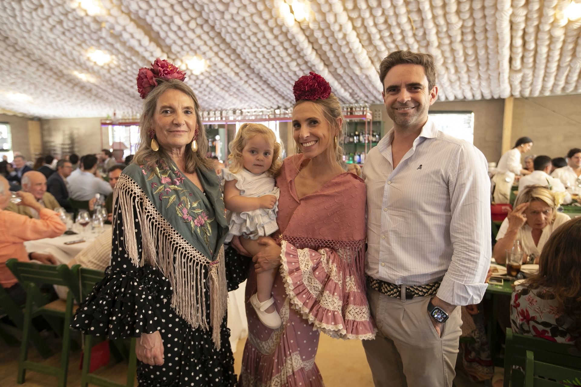 La alegría crece en intensidad en las casetas el miércoles de Feria de Córdoba, en imágenes