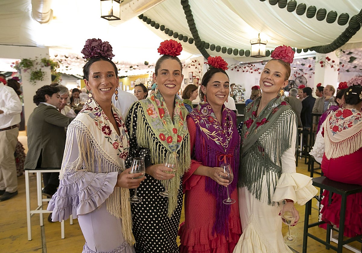 Cuatro jóvenes en la caseta del Real Círculo de la Amistad