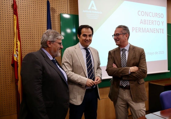 El consejero de Función Pública, José Antonio Nieto (centro), en la reunión este miércoles sobre Administración Pública en Sevilla