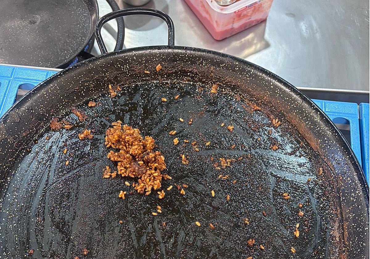 Foto de la paella comida casi por completo que había suscitado la queja por estar «salada», difundida por el influencer Jesús Soriano