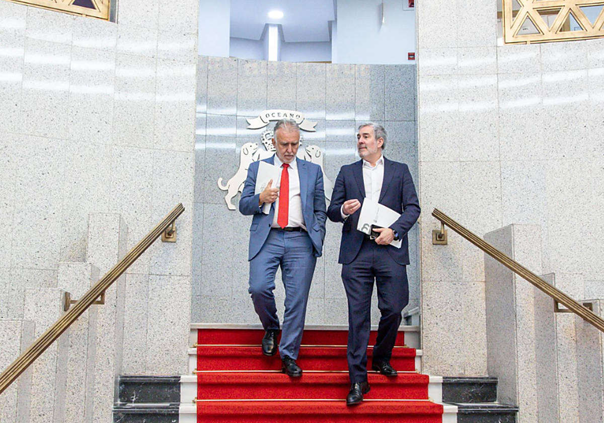 El ministro de Política Territorial, Ángel Víctor Torres (i), y el presidente de Canarias, Fernando Clavijo en foto de archivo