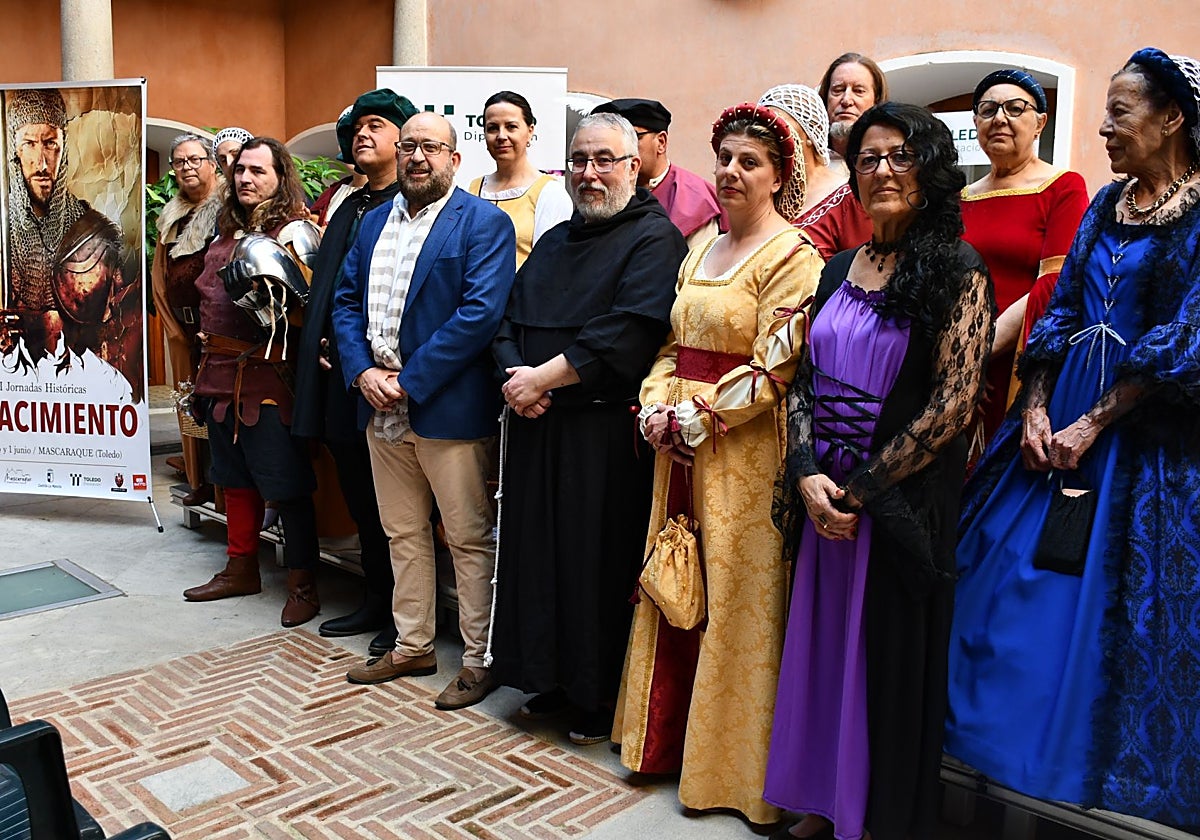 Tomás Arribas, el alcalde de Mascaraque, Enrique Óvilo y vecinos vestidos con los trajes renacentistas