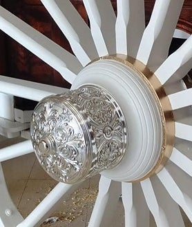 Imagen secundaria 2 - En la imagen superior, el techo de la carreta del Simpecado de Córdoba, completamente finalizado. Debajo, a la derecha, la vara de promesas. A la derecha, uno de los embellecedores de las ruedas