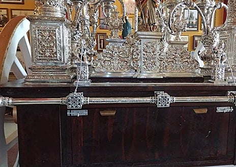 Imagen secundaria 1 - En la imagen superior, el techo de la carreta del Simpecado de Córdoba, completamente finalizado. Debajo, a la derecha, la vara de promesas. A la derecha, uno de los embellecedores de las ruedas