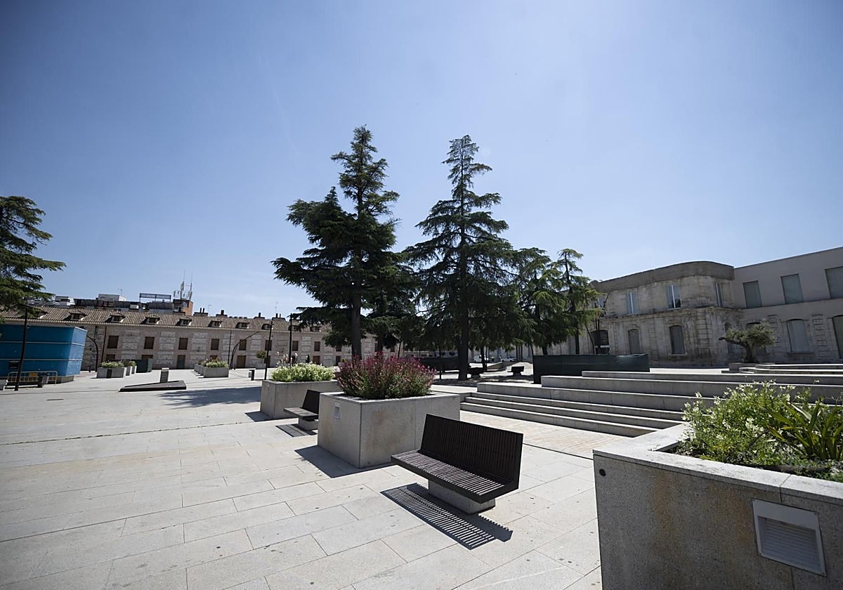 La Plaza de España de San Fernando de Henares sigue deshabitada y sin actividad comercial